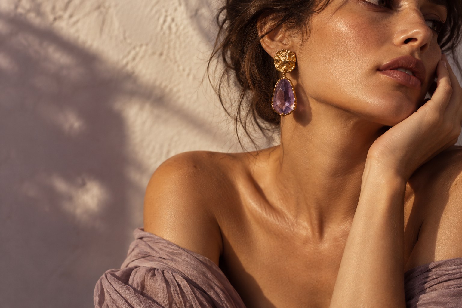 Визуальное исследование: fashion-образ с золотым украшением на тёплом солнечном фоне